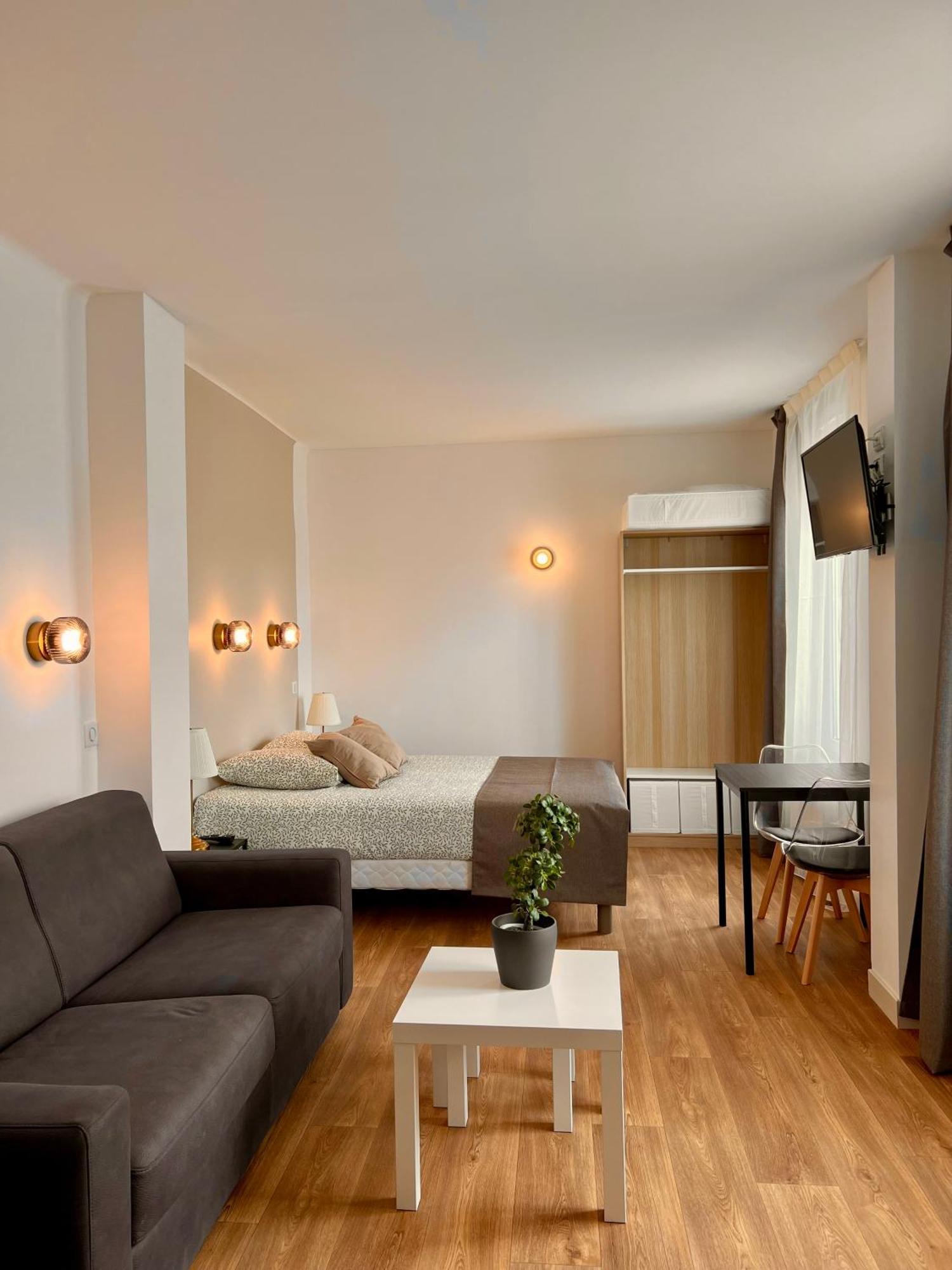Studio 4 Pers Face Gare Sncf Appart Hotel Le Cygne D4 Бурж Экстерьер фото